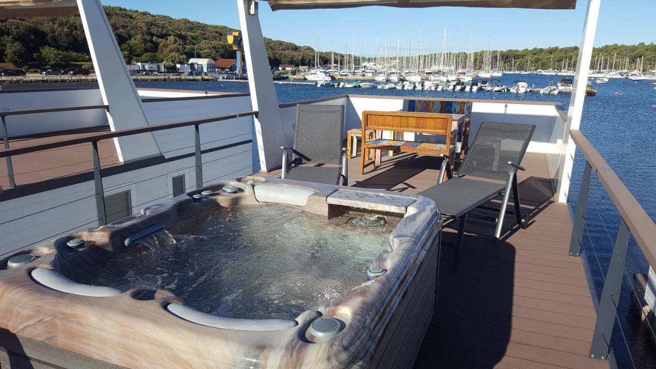 Hausboot Pula - Floating House Water Lily 호텔 외부 사진