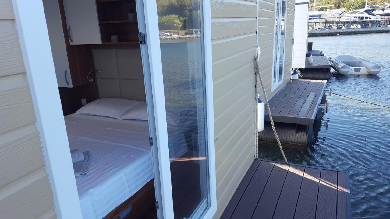 Hausboot Pula - Floating House Water Lily 호텔 외부 사진