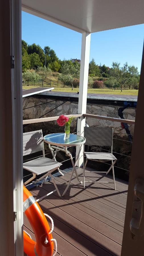 Hausboot Pula - Floating House Water Lily 호텔 외부 사진